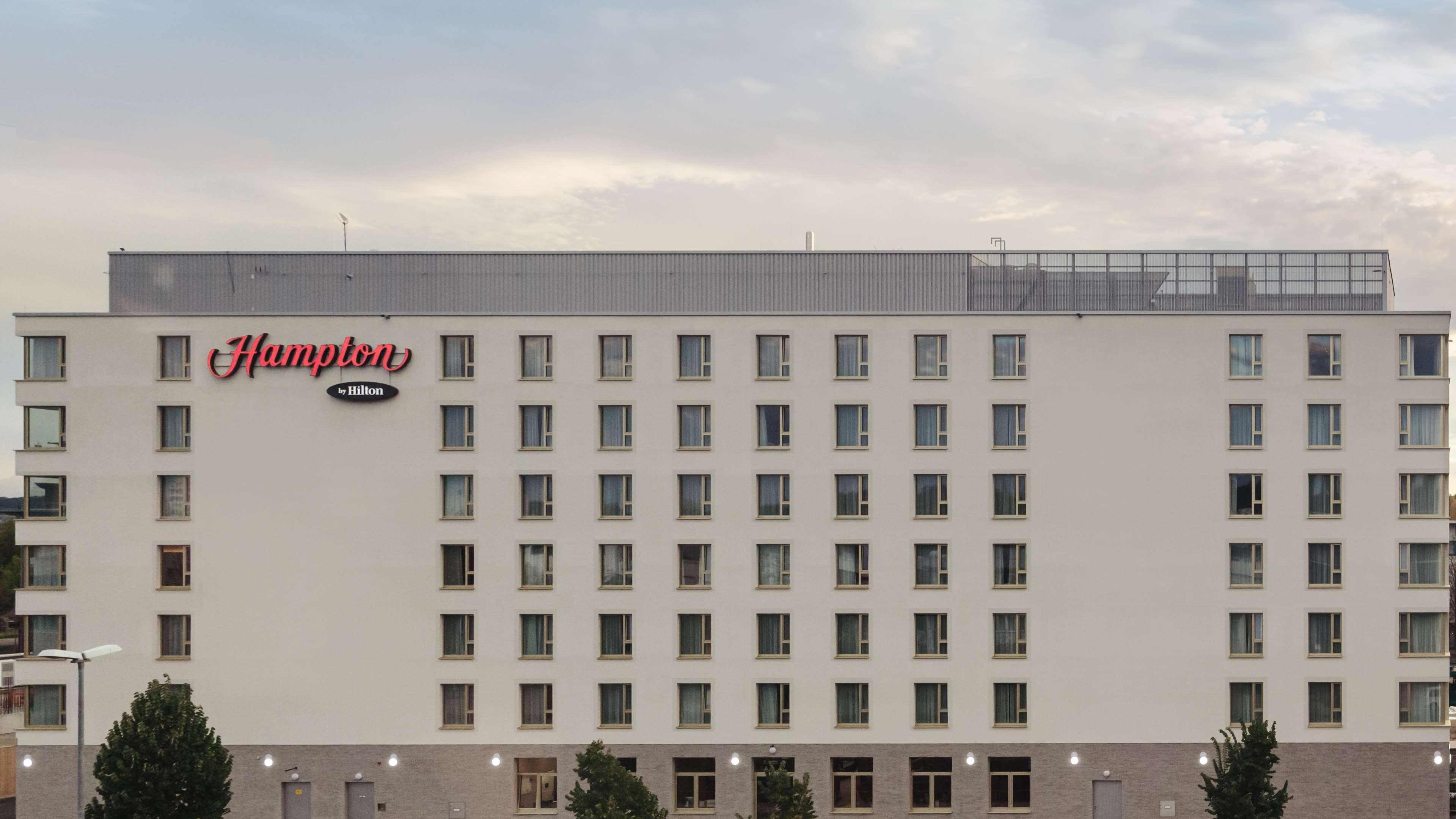 Hotel Hampton By Hilton Kostnice Exteriér fotografie